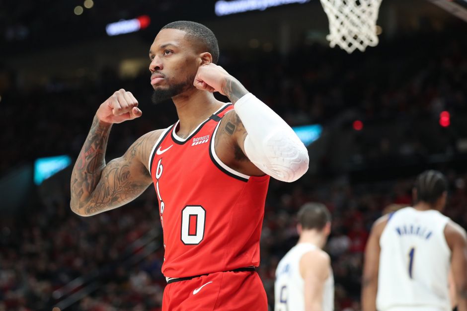 开拓者队控卫利拉德在比赛中展现超强得分能力