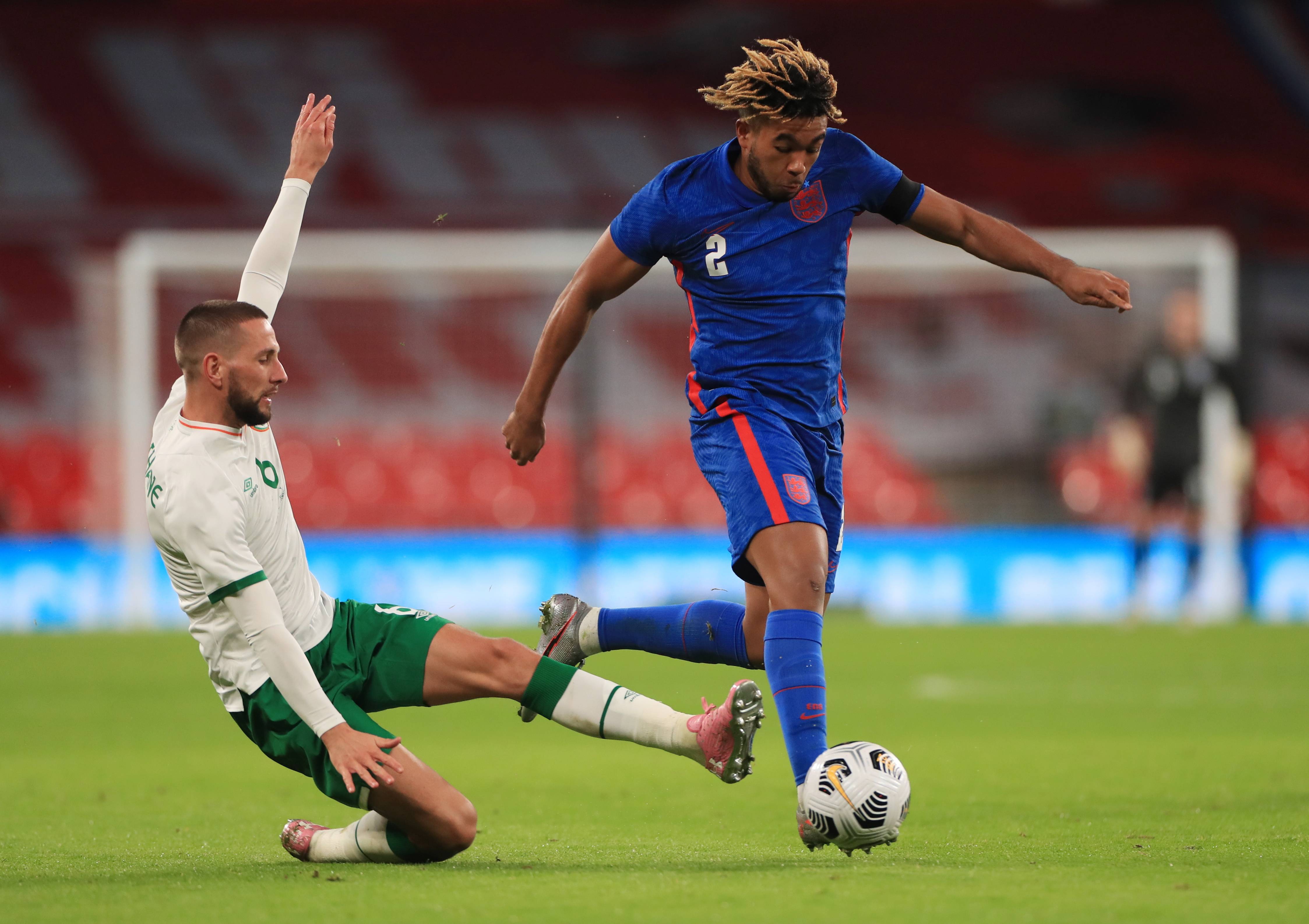 关于英格兰女足队在友谊赛中取得丰收，球员士气高涨的信息