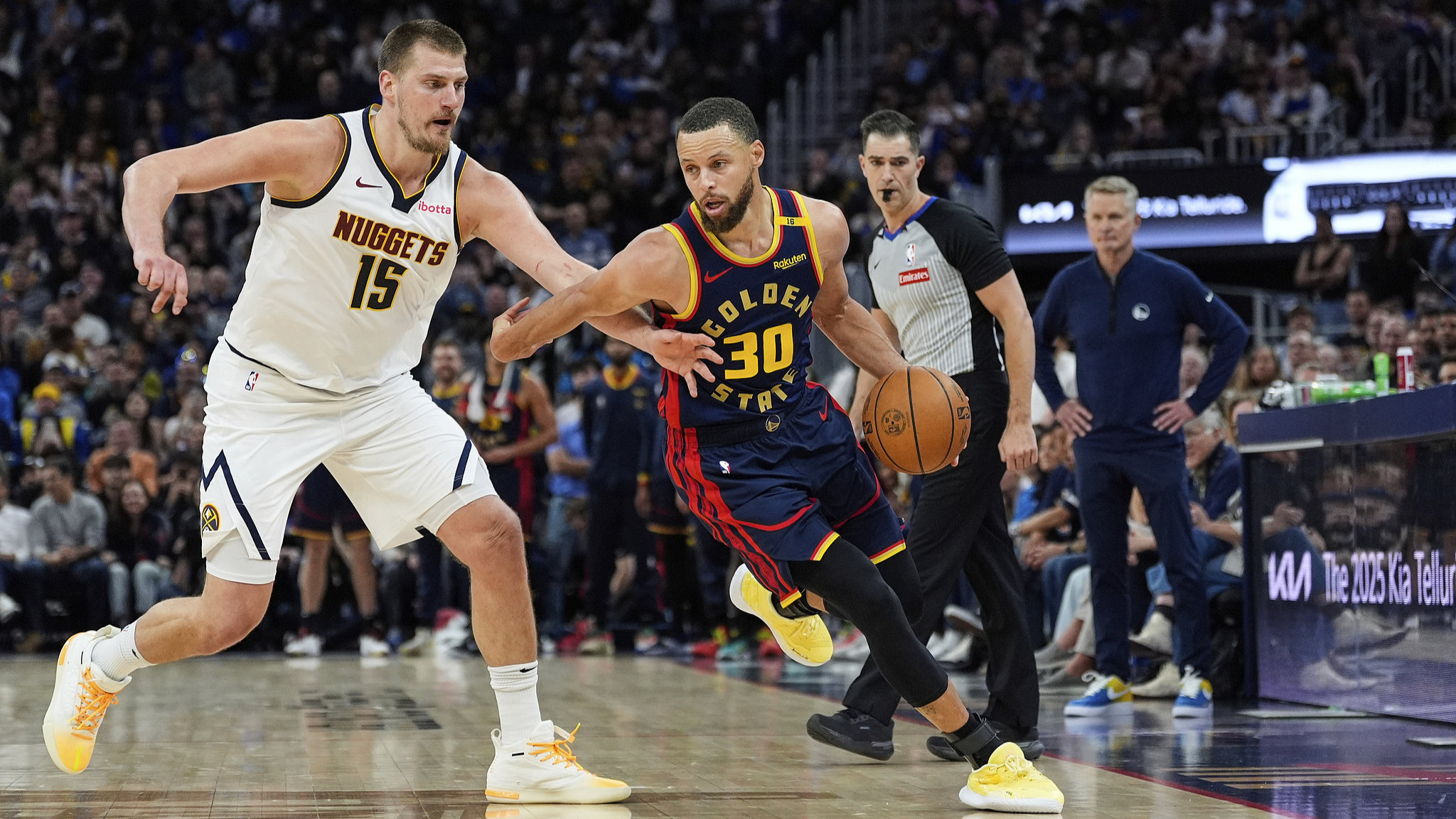 勇士客场击败掘金，继续领跑联盟