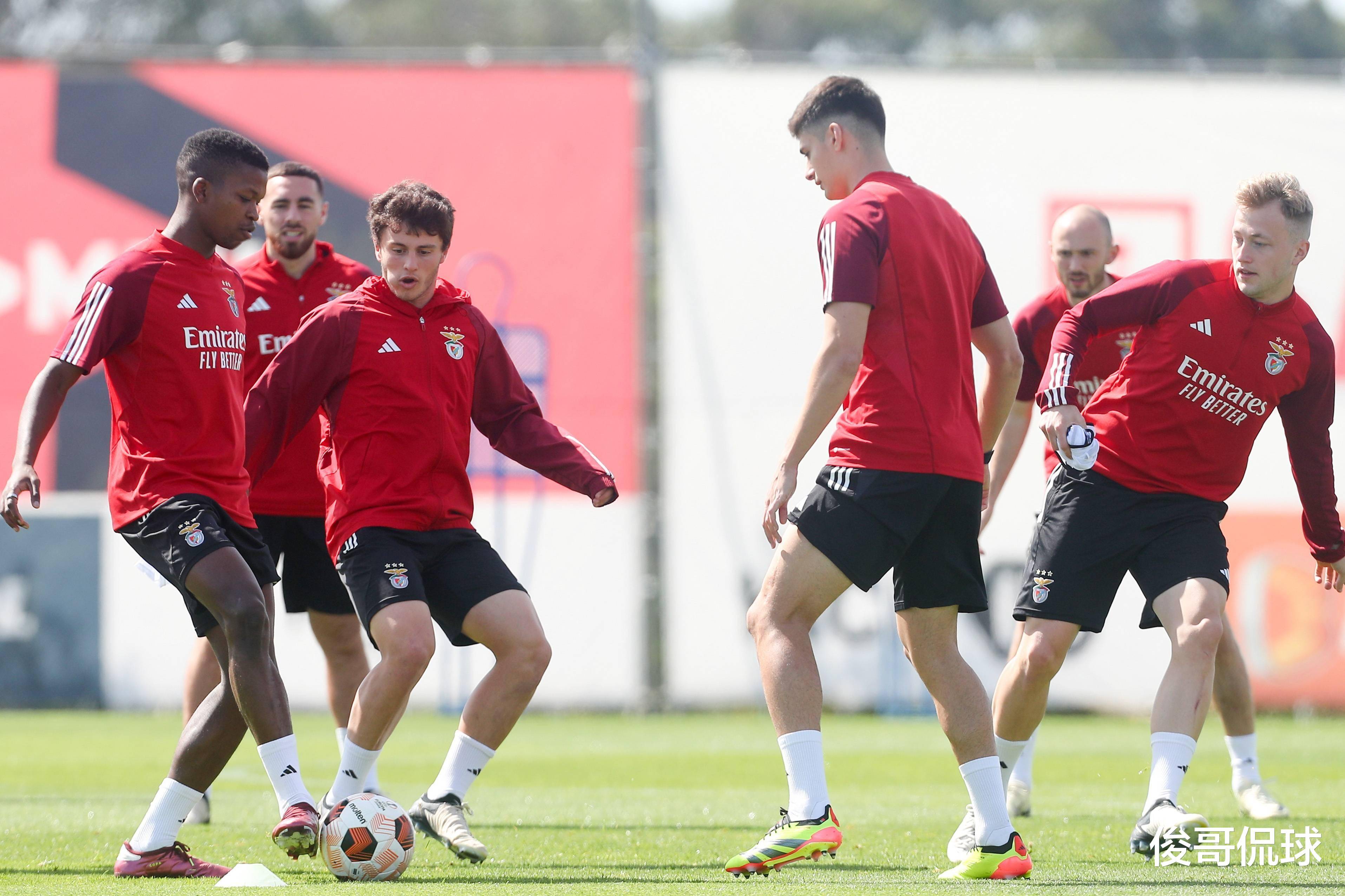 巴塞罗那后防实力雄厚，被誉为球队守护神