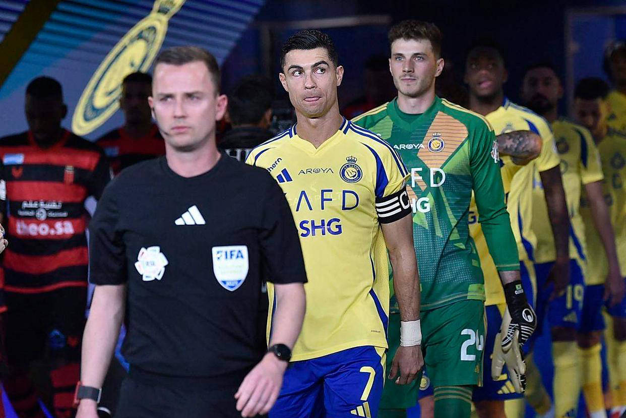 包含名帅率队争胜，披荆斩棘谋求亚洲足球金杯的词条