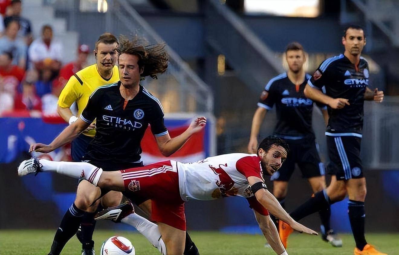 关于顶尖球队对决，胜负悬念让人屏息凝神的信息