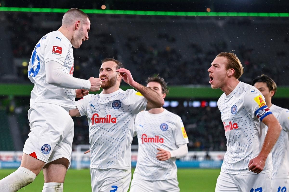 沃尔夫斯堡后卫后防出色，客场逆转击败对手