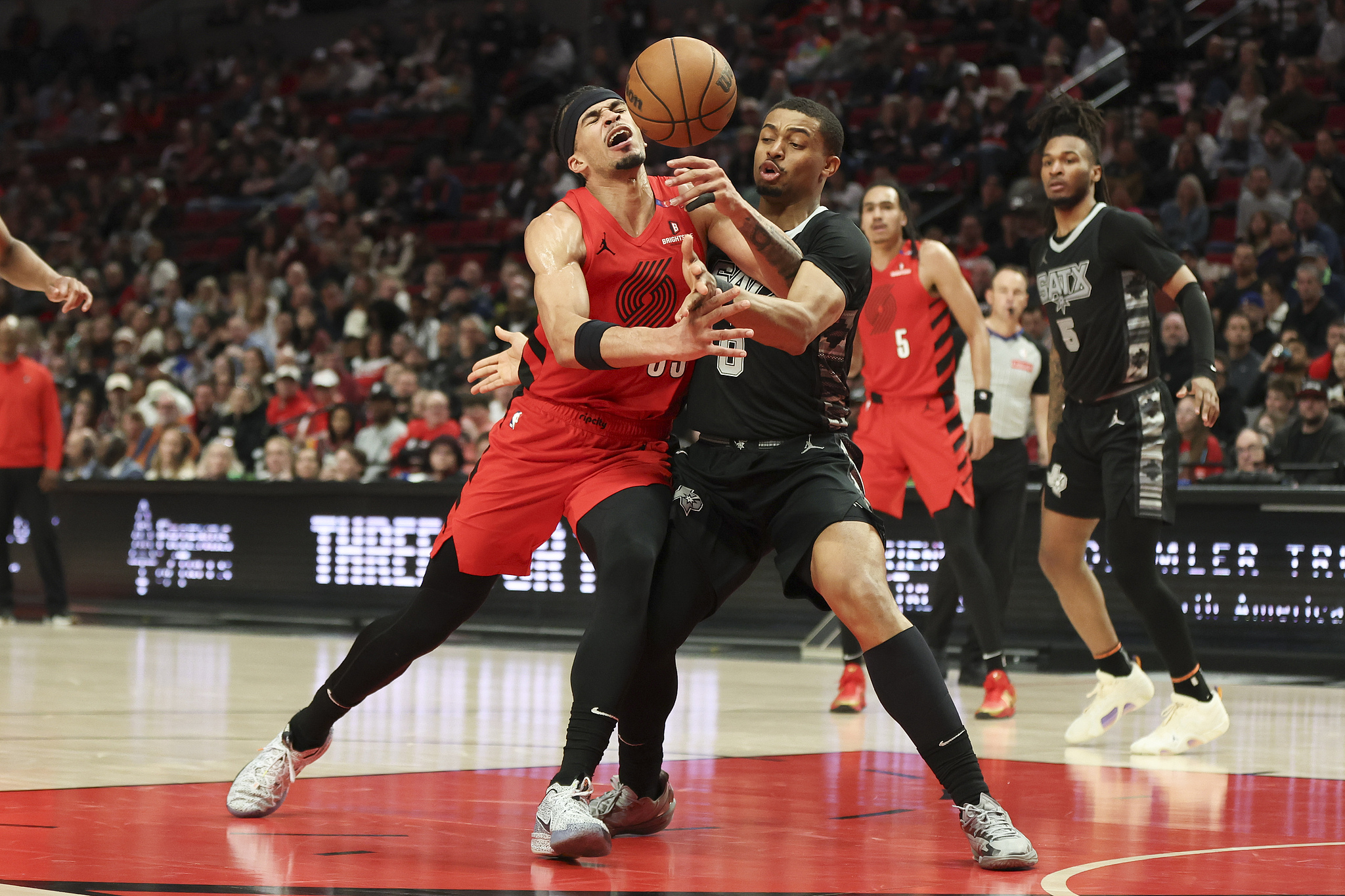 开拓者狂胜马刺展现实力