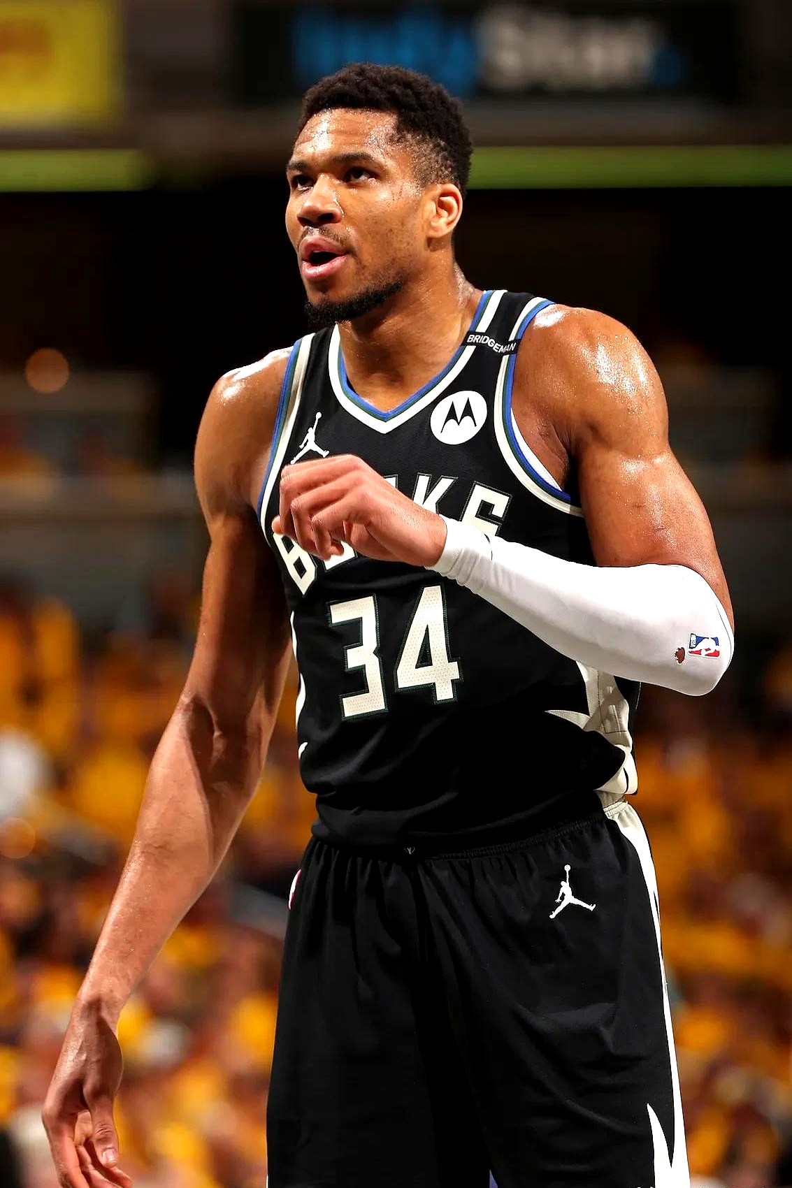 雄鹿逆转热火获胜，字母哥季前赛助力不断涌现