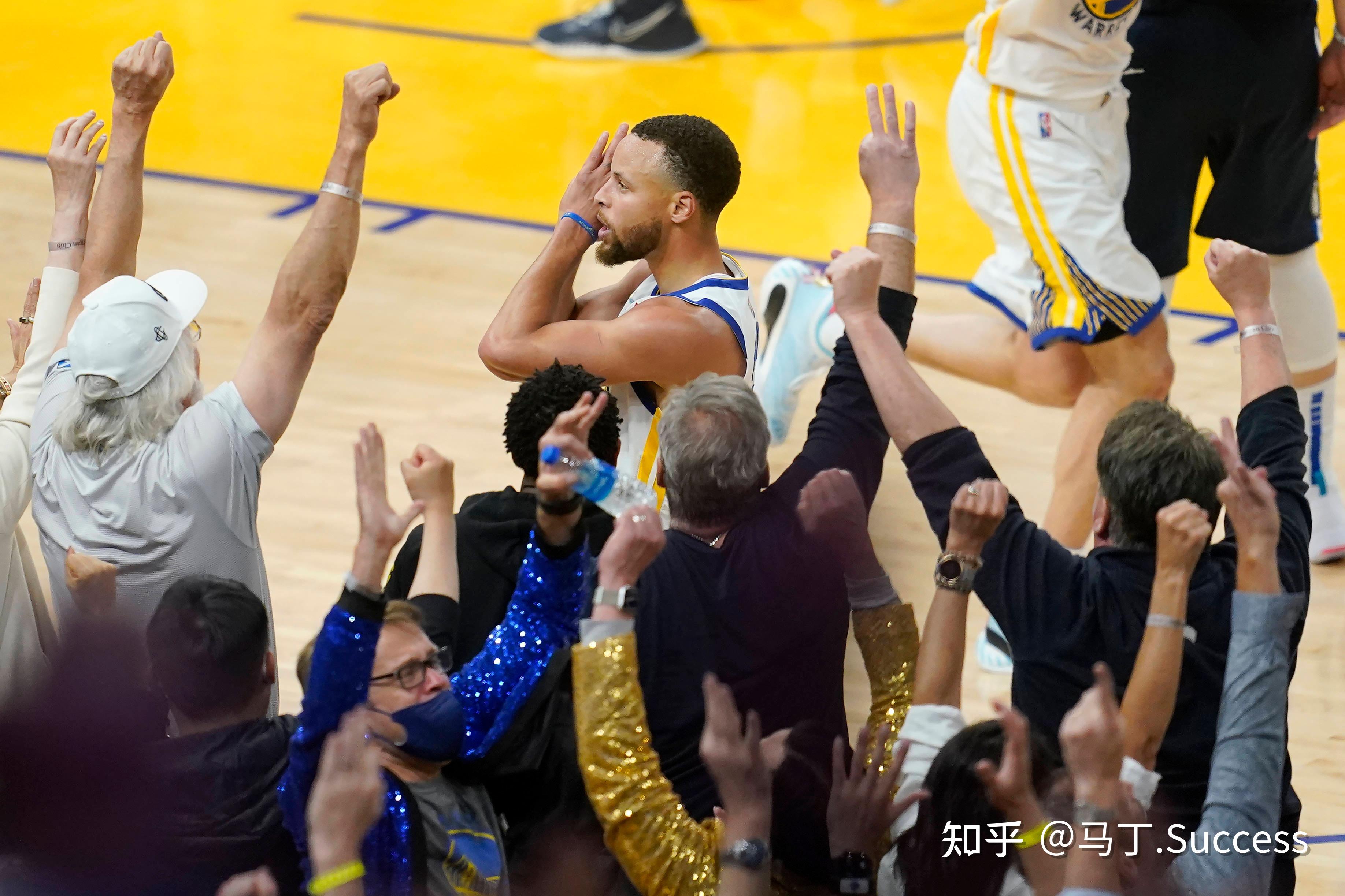 关于勇士主场大胜湖人，库里狂砍30+，拉杜伤退的信息