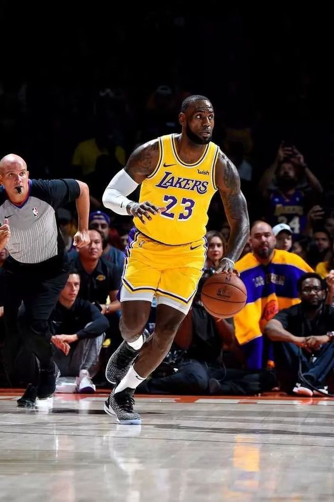 雄骑连胜灰狼，詹姆斯贡献全能表现