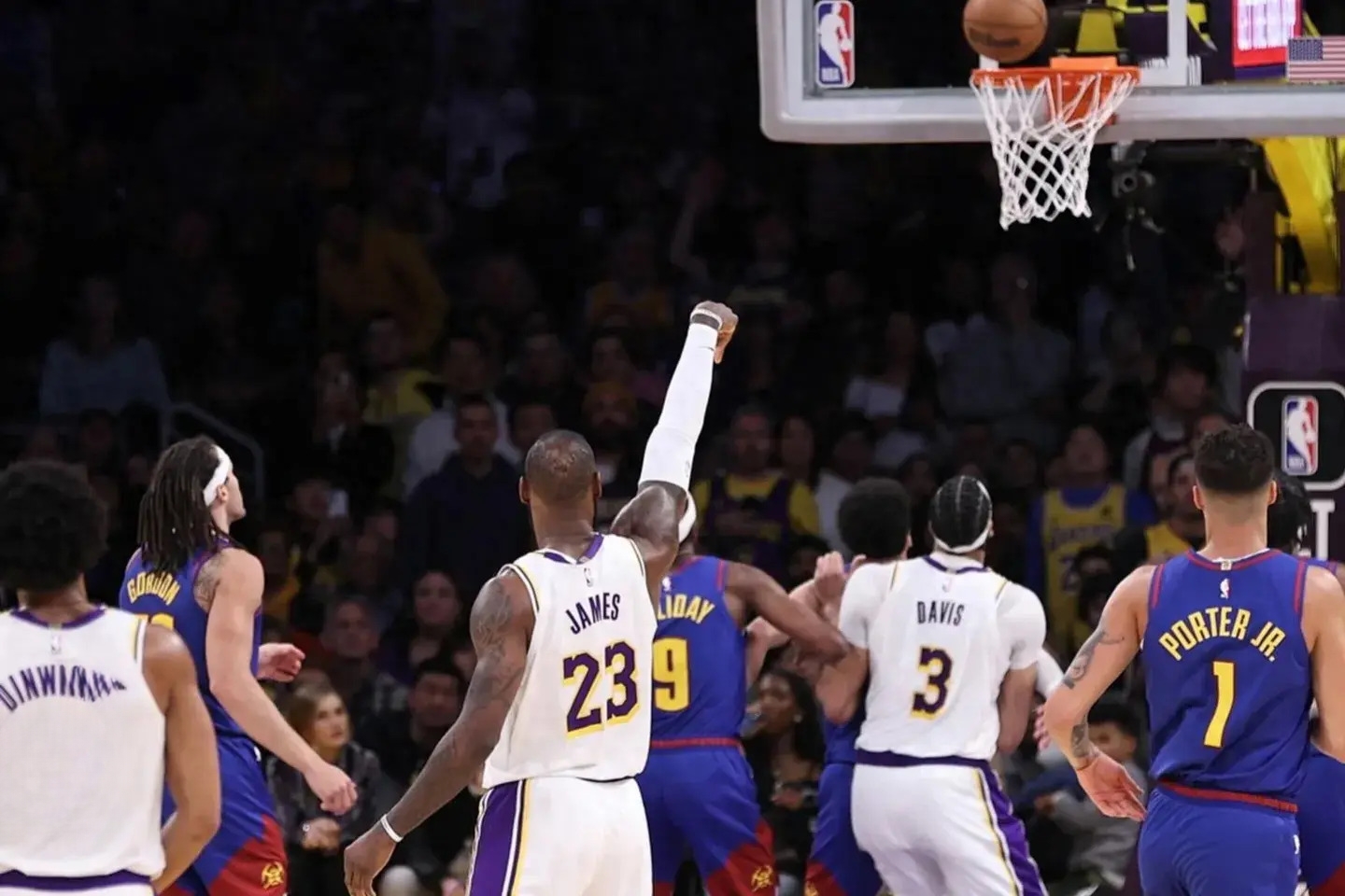 勒布朗遭遇伤病，湖人不敌掘金