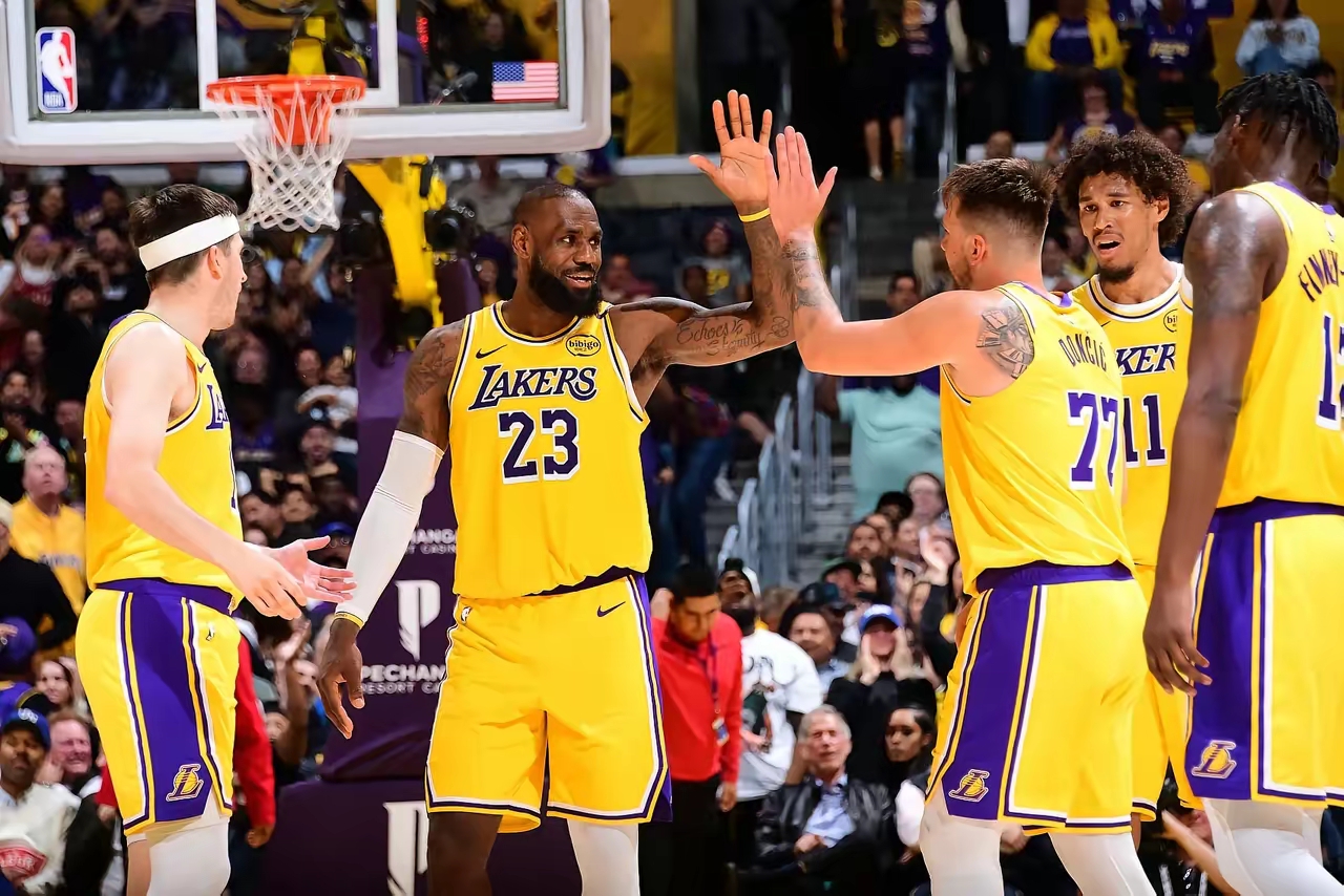 关于鹈鹕大胜湖人，戴维斯表现佳领队取胜的信息