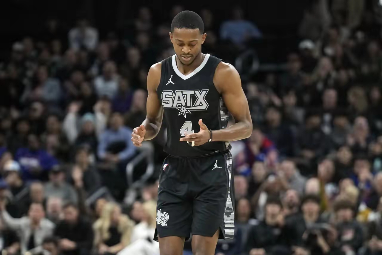 爵士逆转马刺，取得胜利