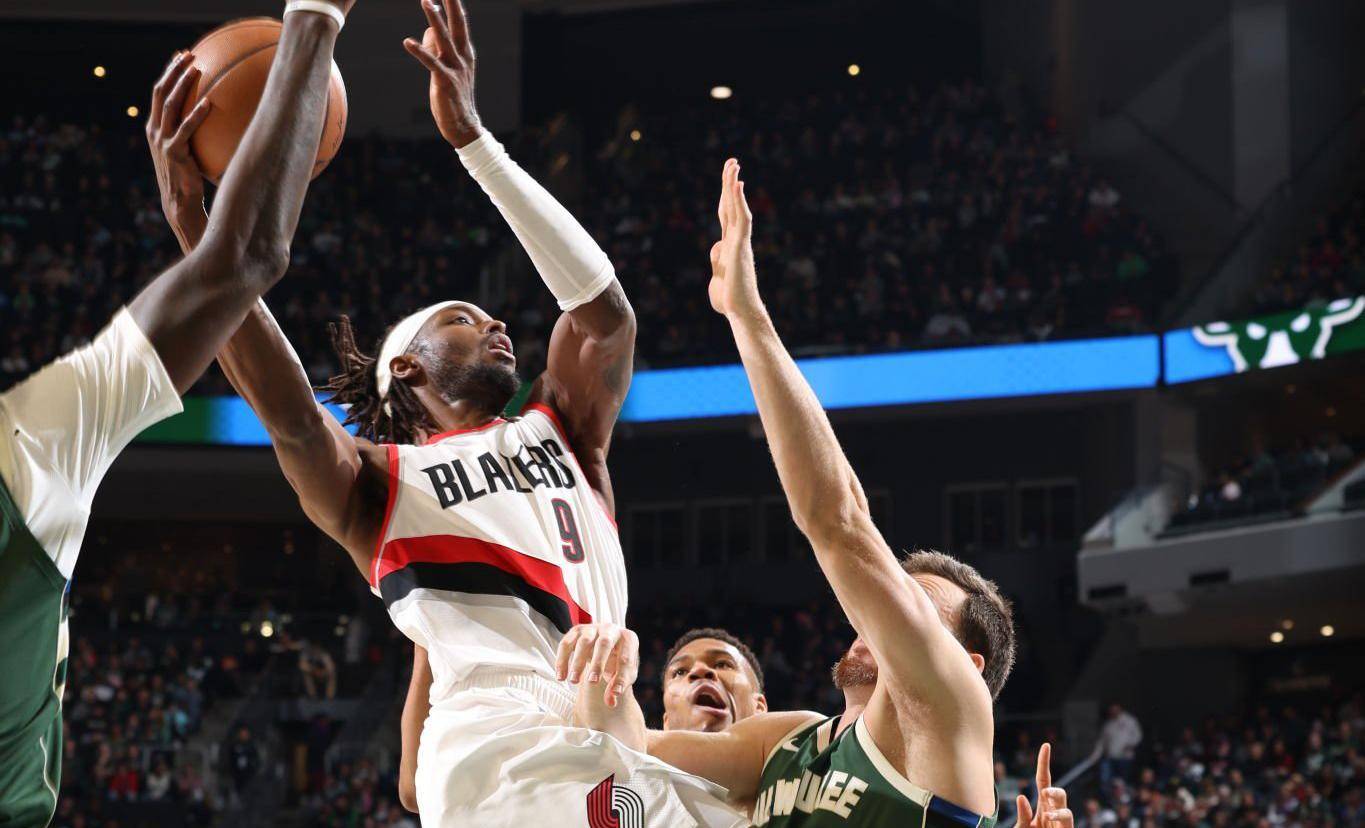 雄鹿队客场惜败开拓者队